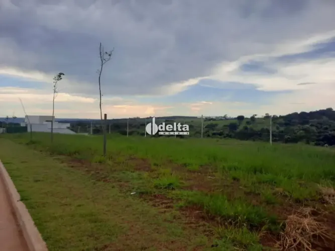 Terreno em condomínio disponível para venda no bairro Granja Marileusa em Uberlândia-MG