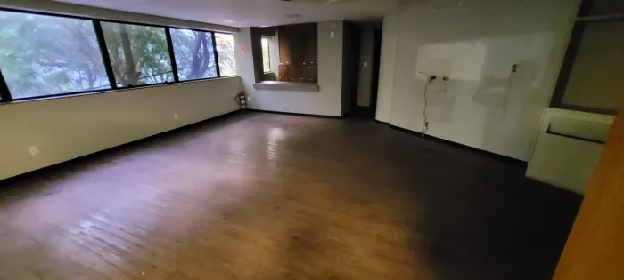 Alugo Salão de 240 m2 com 4 vgs de garagem privativas predio bem localizado esq.R da Penha