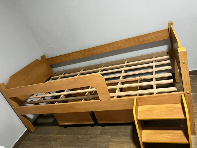 Cama solteiro infantil, com baú para guarda brinquedos, sapatos etc... medidas:1,88 X 0,88