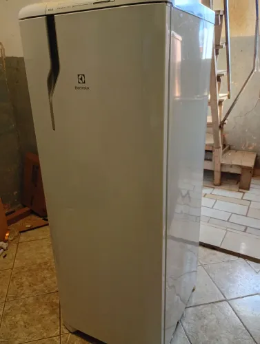 Vendo Geladeira Electrolux 390l
