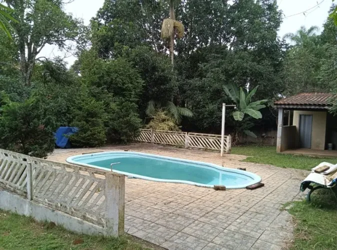 Vendo: Chácara com 2 mil metros Quadrados, Piscina, 3 Quartos, 2 Banheiros.