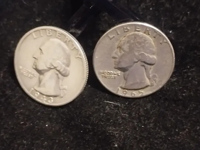 Duas moedas Quarter dólar anos 1943 e 1965