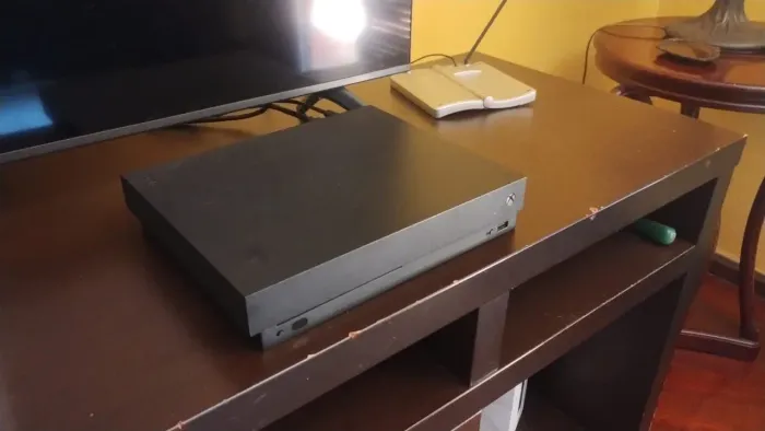 Vendo Xbox One X, 1 controle original,1 tera de memória, zerado!