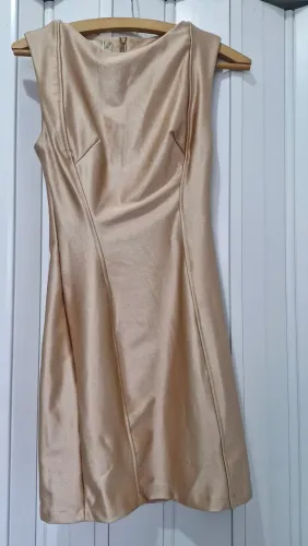 Vestido Flor de lis dourado, tamanho p, novo.