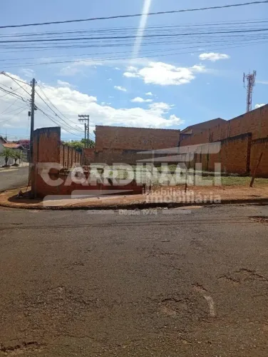 Terreno de esquina com ótima localização, Parque Gramado, em Araraquara.