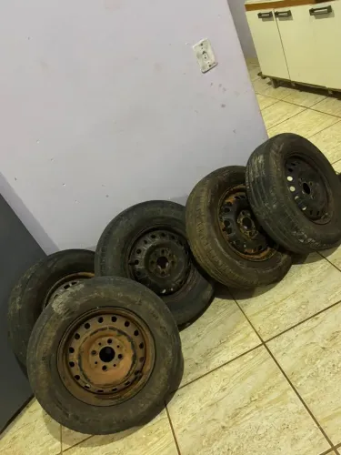 Vende se 5 rodas de gol g4 sedo 4 com pneus bom interessandos entra en contato *