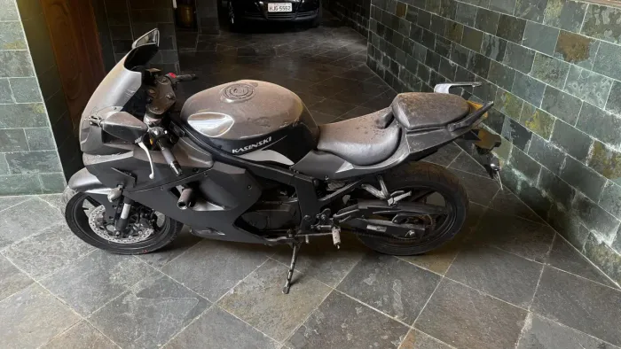 Vendo Kasinski 250 leia o anúncio.