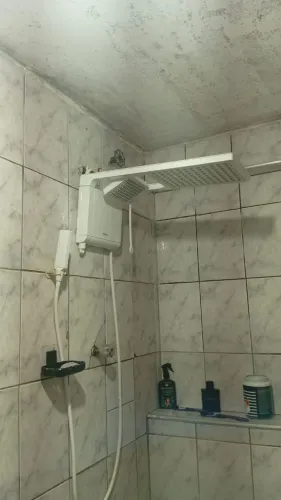 Chuveiro em ótimo estado de conservação