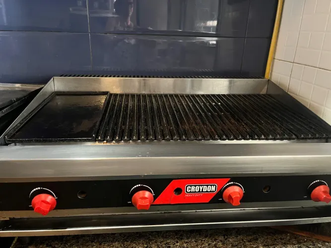 Vendo Chapa Charbroiler 1m x 060c