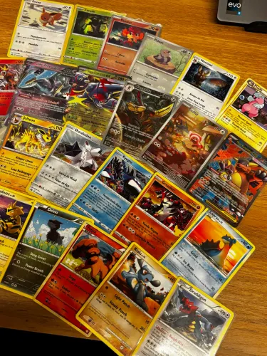 Pacote de Cartas Pokemon | 30 Cartas - Ultrararas + Brilhantes + Vintage