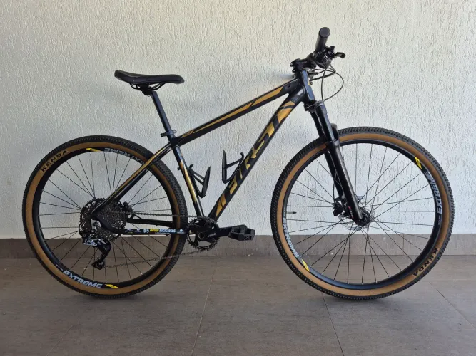 Bicicleta First Aro 29 Tam. M Shimano SLX 1x11 Freios MT200 Revisada