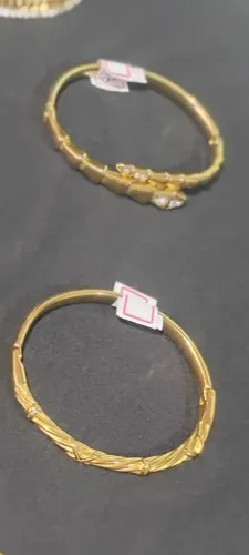 Braceletes dourados em aço inoxidável 