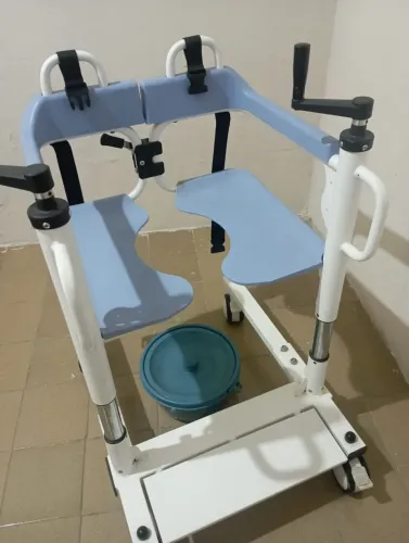 Cadeira higiênica articulada.