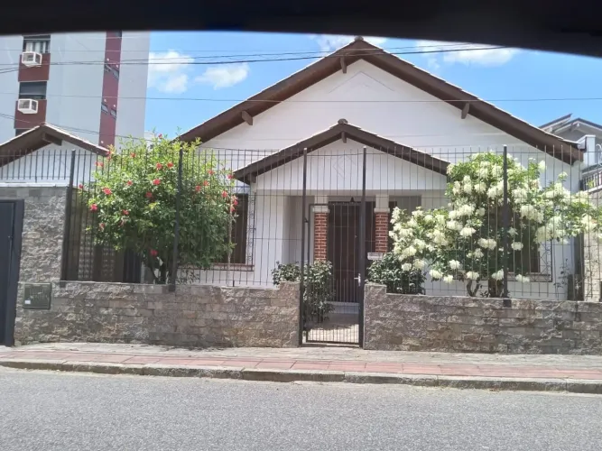 Casa Charmosa na Agronômica - A 200m da Beira-Mar Norte e Próxima ao Shopping