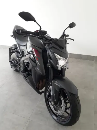 Vendo suzuki gsx1000 2019 km baixo moto revisada de procedência 