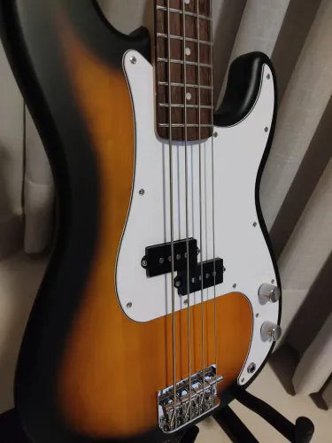 Baixo Squier Debut Precision Bass