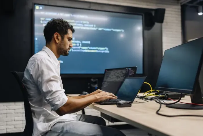 Programador, desenvolvedor de sistemas baseados em IA, automaçao, chatbots e treinamento 