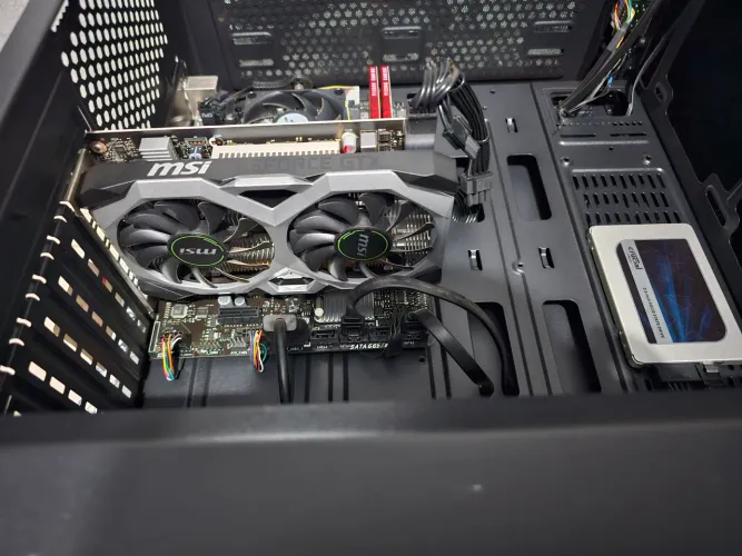 Computador gamer com monitor lg de 29 polegadas,esta trincado no canto mas funciona normal