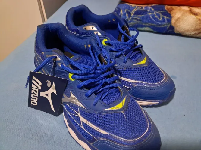 Vendo tênis  mizuno  novo