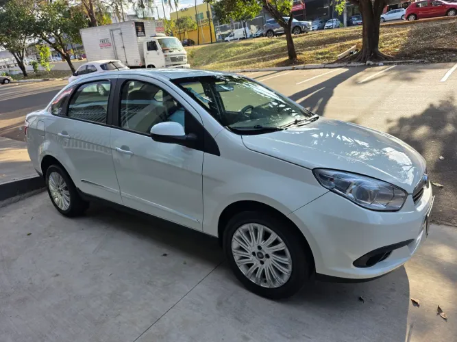 Fiat Grand Siena Essence 1.6 Flex 16V 2013