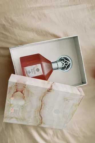 fragrância combina notas de lichia, ruibarbo , com um coração de rosa e peônia.