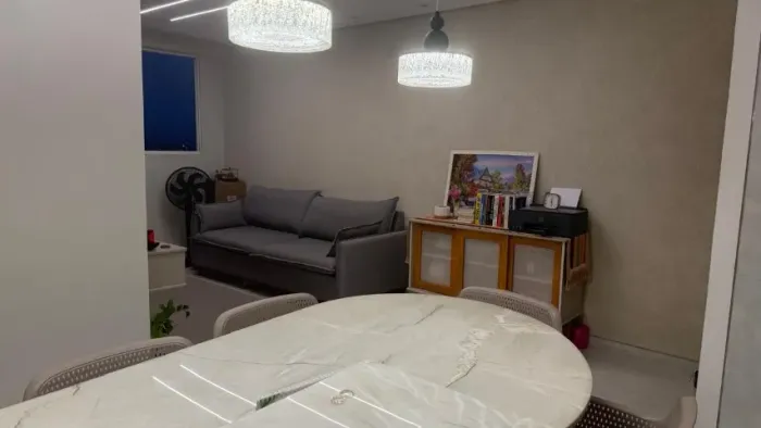 Apartamento 2/4, suíte e móveis projetados, prédio com ampla área de lazer, bem localizado