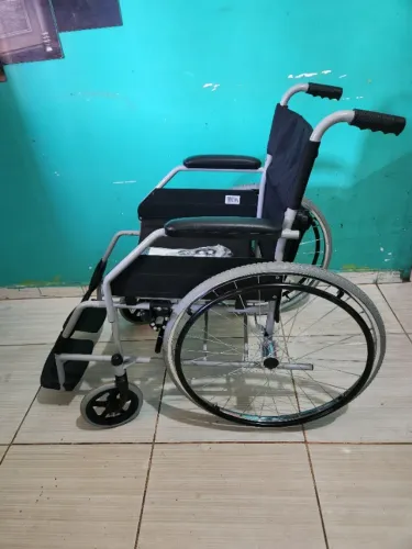 Cadeira de rodas semi nova