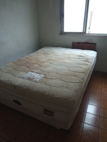 Mesa de vidro, armário de sala, armário de cozinha e cama de casal