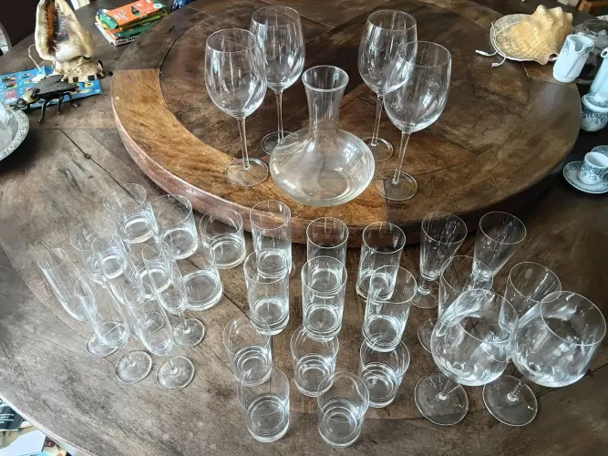 11 Taças e 17 copos de cristal 01 decantar de vidro e 4 taças água de vidro