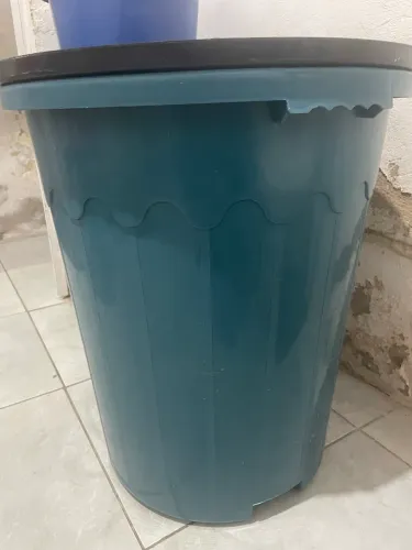 Balde de plástico com tampa