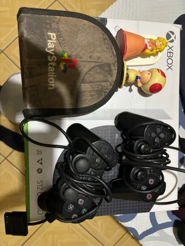 2 CONTROLES DE PS2, BOLSA PARA JOGOS E DOIS BRINQUEDOS