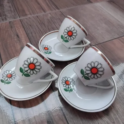 3 xícaras de café com flor de margarida