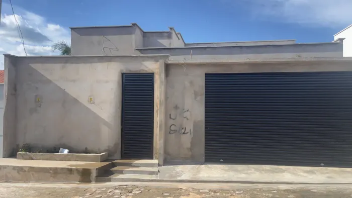 CASA A VENDA EM URUÇUÍ - PI