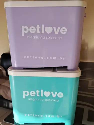 2 Portas ração Petlove com capacidade de 15 kg cada
