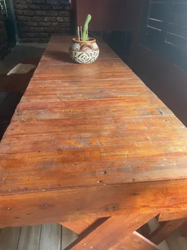Mesa madeira com dois bancos