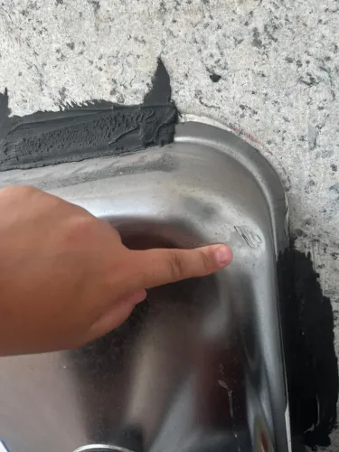 Pia de inox para fixação na parede, com cuba embutida.