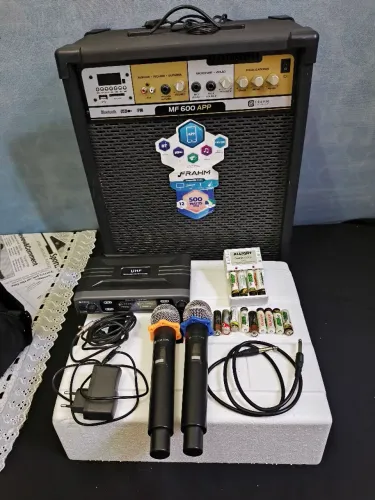 CAIXA AMPLIFICADA COM MICROFONES SEM FIO