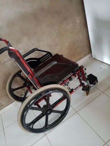 Vende-se uma cadeira de roda