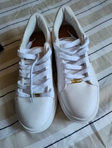 Vendedo tênis feminino ( Semi Novo)