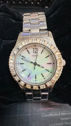 Relógio guess. Fundo perolizado.
