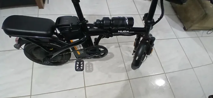 Bicicleta elétrica nuda 