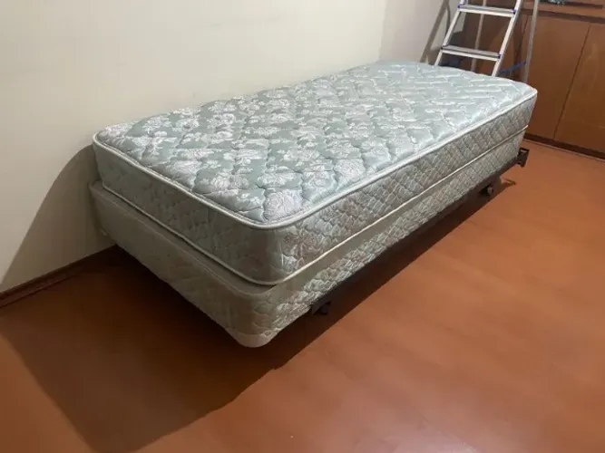 Duas camas de solteiro (colchão + estrado)