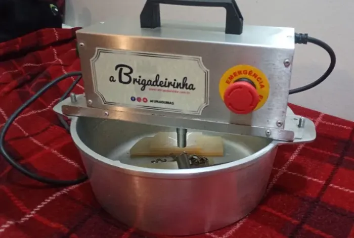 Panela elétrica de fazer doces - Brigadeirinha, de cor alumínio, marca AFJ