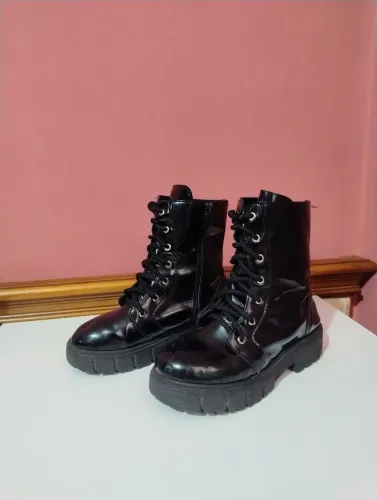 Bota coturno em verniz preta infantil Tam. 32