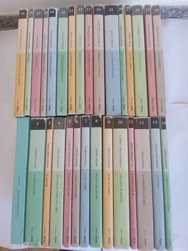 Coleção Folha de São Paulo, 30 livros seminovos, sendo 09 ainda plastificados 