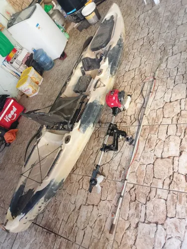Vendo caiaque barracuda com motor