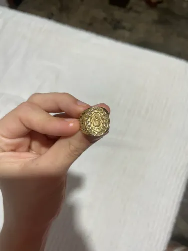 Anel de ouro com pedrinhas de brilhante pesando 6 g