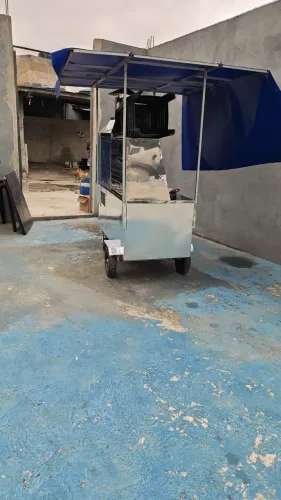 Carrinho de espetinho e de batata frita
