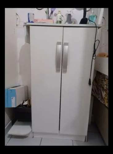 Escrivaninha e sapateira 