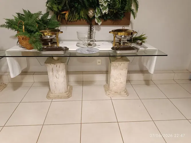 MESA DE VIDRO COM OS PÉS DE MÁRMORE 